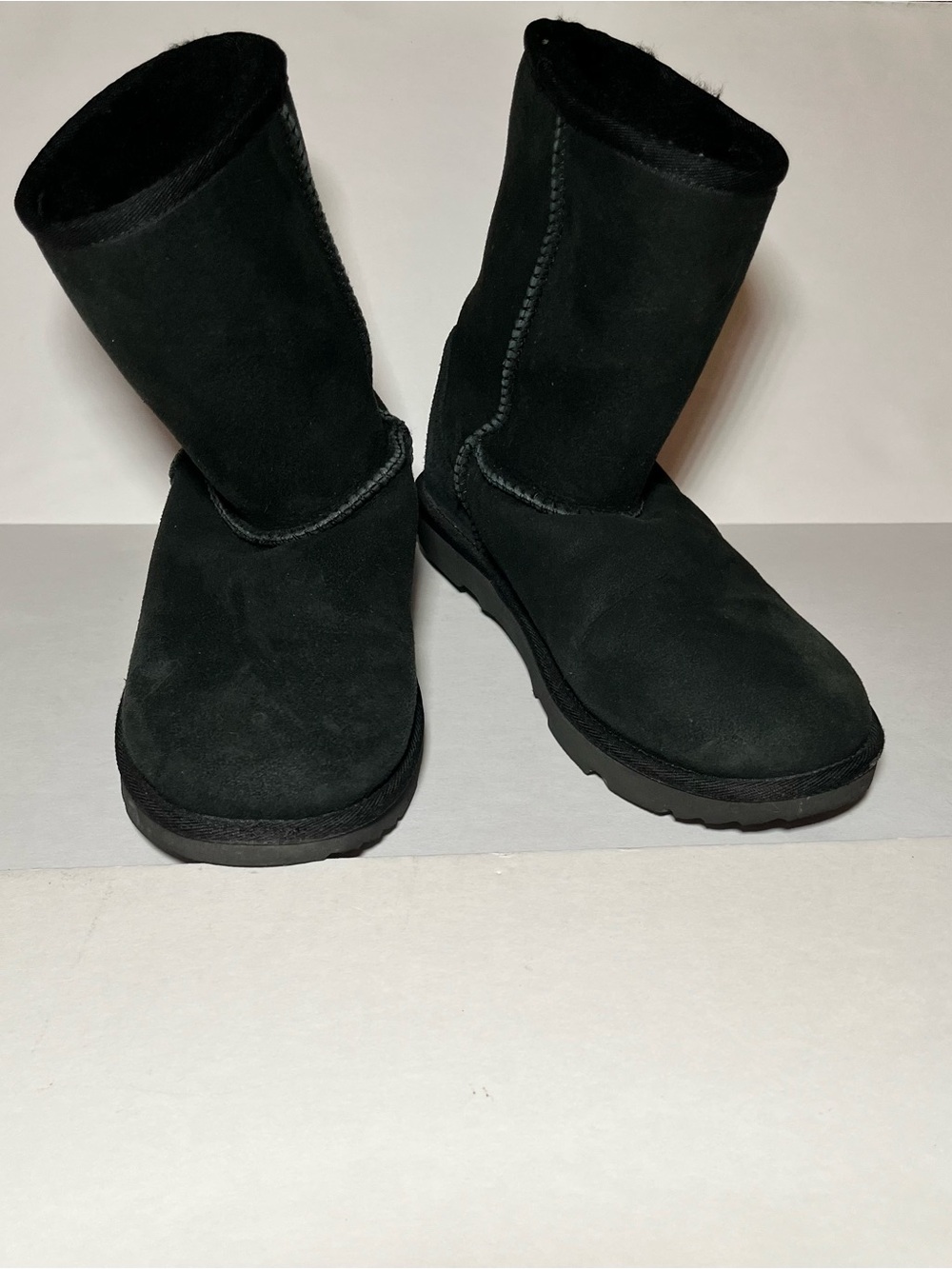 Uggs Classic II Black Short Boots Kids Sz 6~Womens Sz 8~Winter